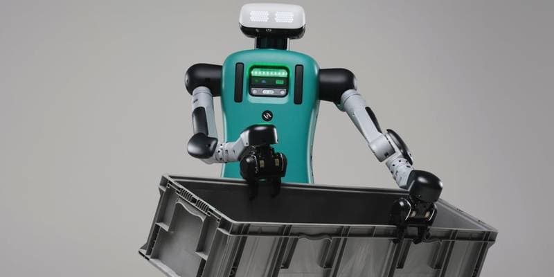 Agilitys Humanoid Digit mit einem Transportbehälter (Quelle: Agility Robotics)