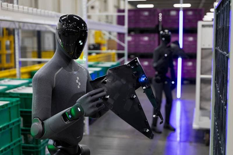 Humanoider Roboter beim Griff in ein Lagerregal (Symbolbild: Figure 03)