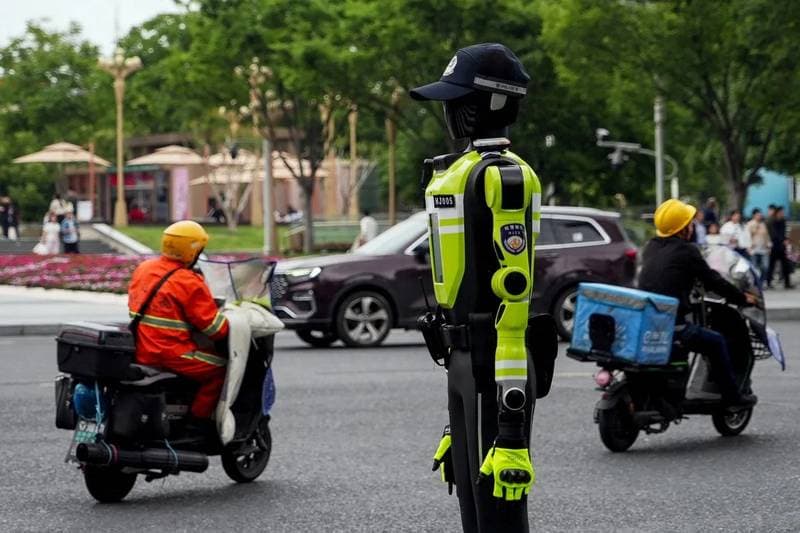 Ein humanoider Roboter in Warnkleidung auf einer Straße in China (Quelle: humanoid.guide)
