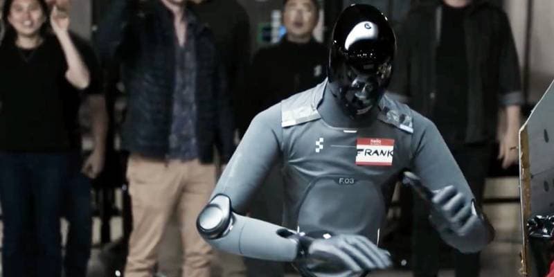 Figure 03 mit Namensschild bei einer Vorführung (Quelle: Humanoid Guide)