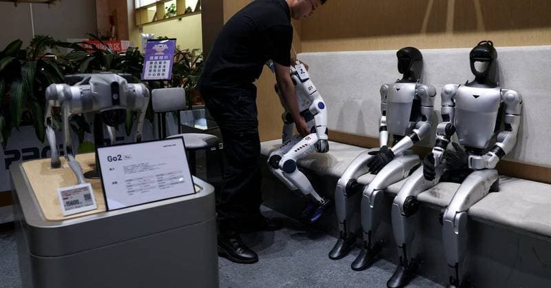 Unitree-Roboter in einem Ausstellungsbereich: Quadruped Go2 auf dem Tisch, dahinter humanoide Modelle (Quelle: Unitree)