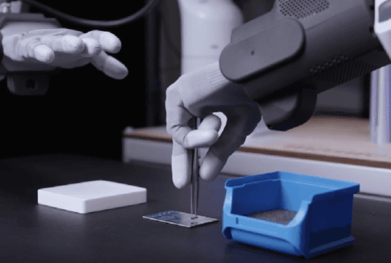 Roboterhand bei einer feinmotorischen Aufgabe (Quelle: mimic robotics)