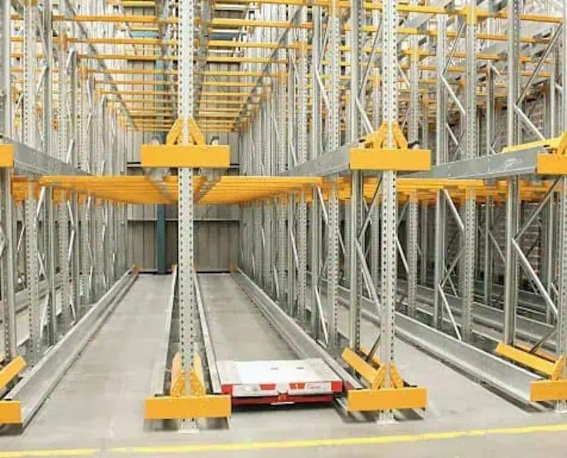 Gang eines automatischen Kleinteilelagers mit Schienen und Shuttle-Fahrzeug