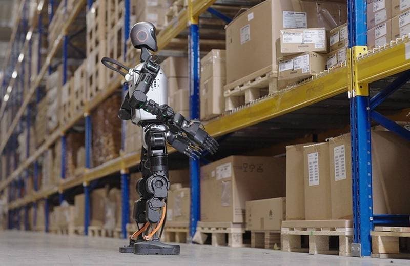 Humanoider Roboter in einer Lagerhalle
