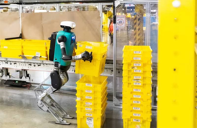 Humanoid beim Behälterhandling in einer Fertigungshalle (Quelle: The Robot Report)