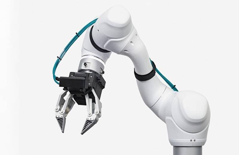 Weißer Roboterarm mit Zweifinger-Greifer im Studio