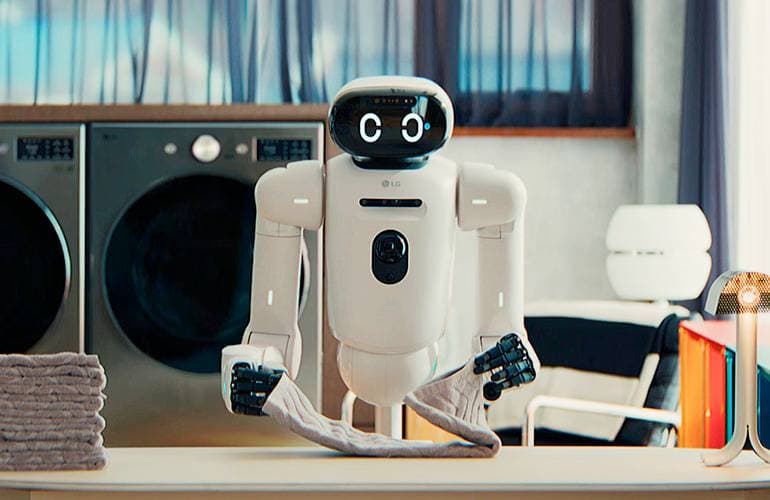 LG-Roboter faltet in einem Haushalt Kleidung — LG will seine Antriebstechnik künftig auch anderen Herstellern verkaufen (Quelle: LG)