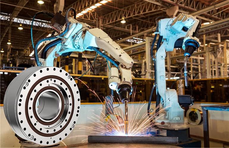 Industrieroboter mit großem Zahnrad in einer Fertigungshalle