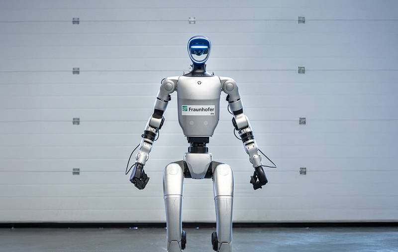 Humanoider Roboter mit Fraunhofer-Logo in einer Testhalle