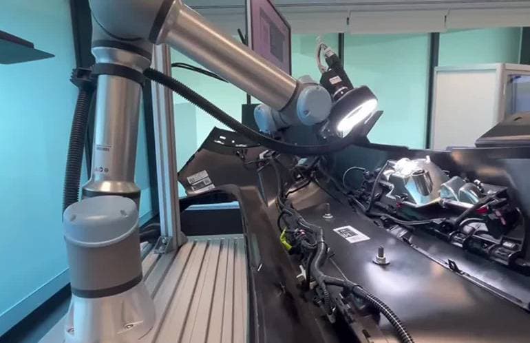 Roboterarme prüfen Bauteile an einer Fertigungslinie