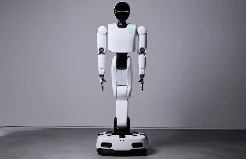 Humanoid auf einem fahrbaren Untersatz vor grauem Hintergrund (Foto: The Robot Report)