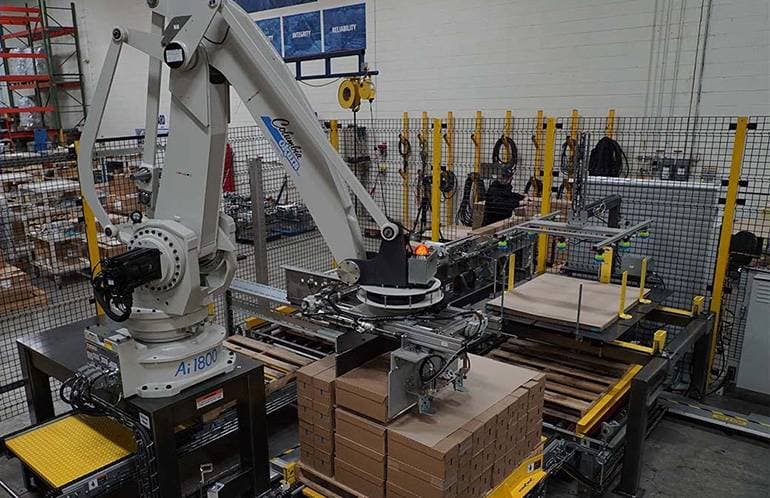 Roboterzelle hebt Kartons von einer Palette