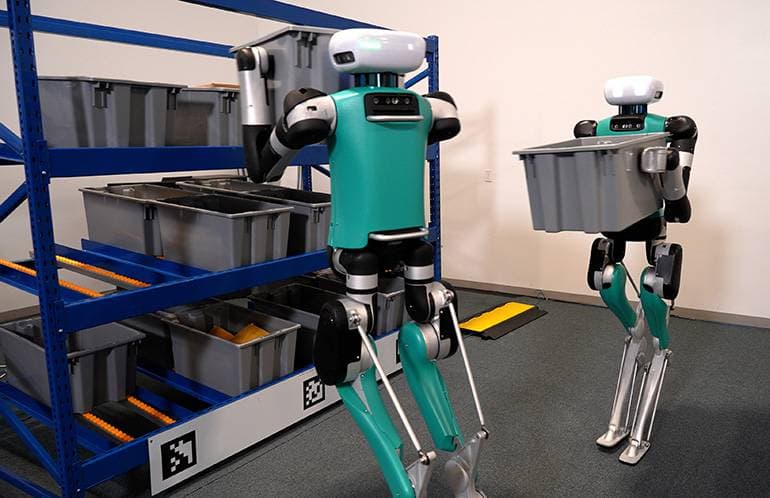 Zwei Roboter vom Typ Digit mit Behältern in einem Lager
