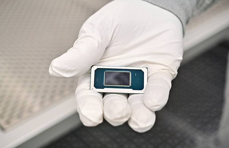 Halbleiterchip in einer behandschuhten Hand