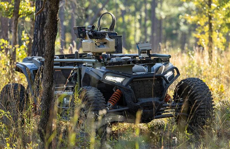 Autonomes geländegängiges Bodenfahrzeug mit Sensorturm am Waldrand