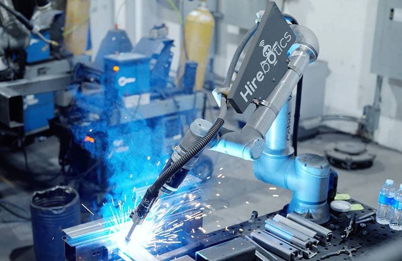 Cobot beim Schweißen in einer Metallfertigung (Quelle: Hirebotics / The Robot Report)