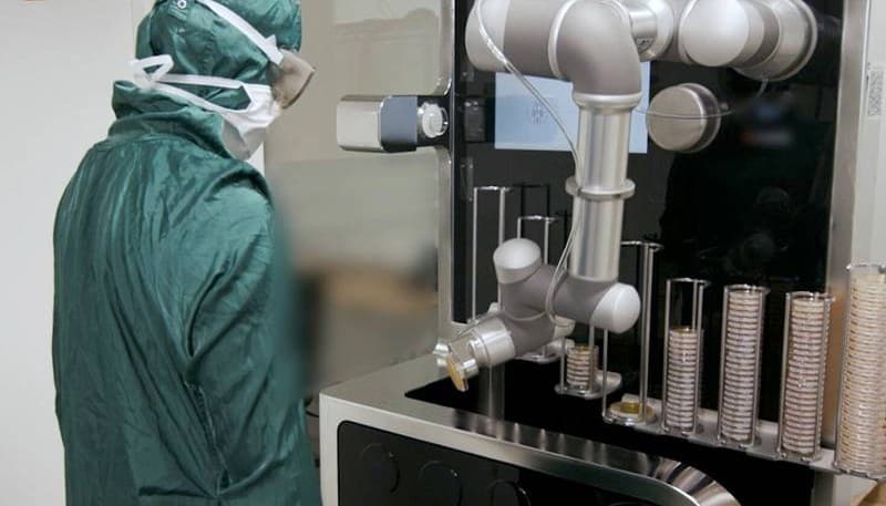 Roboterarm in einer Reinraum-Zelle für Pharmaprodukte (Symbolbild)