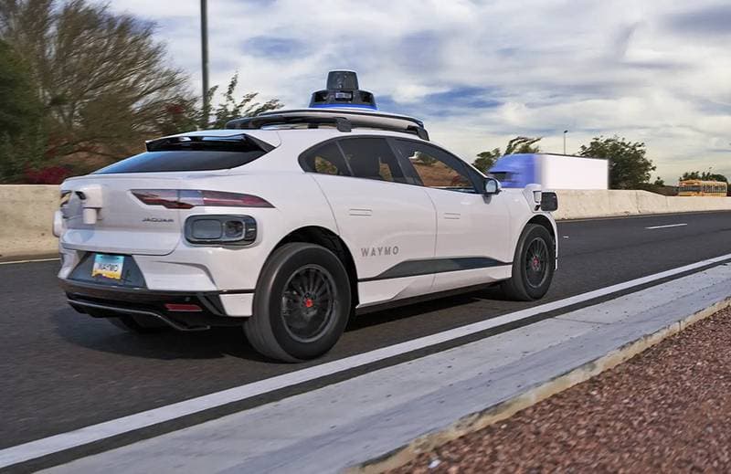 Waymo-Fahrzeug mit Sensoraufbau auf einer Straße
