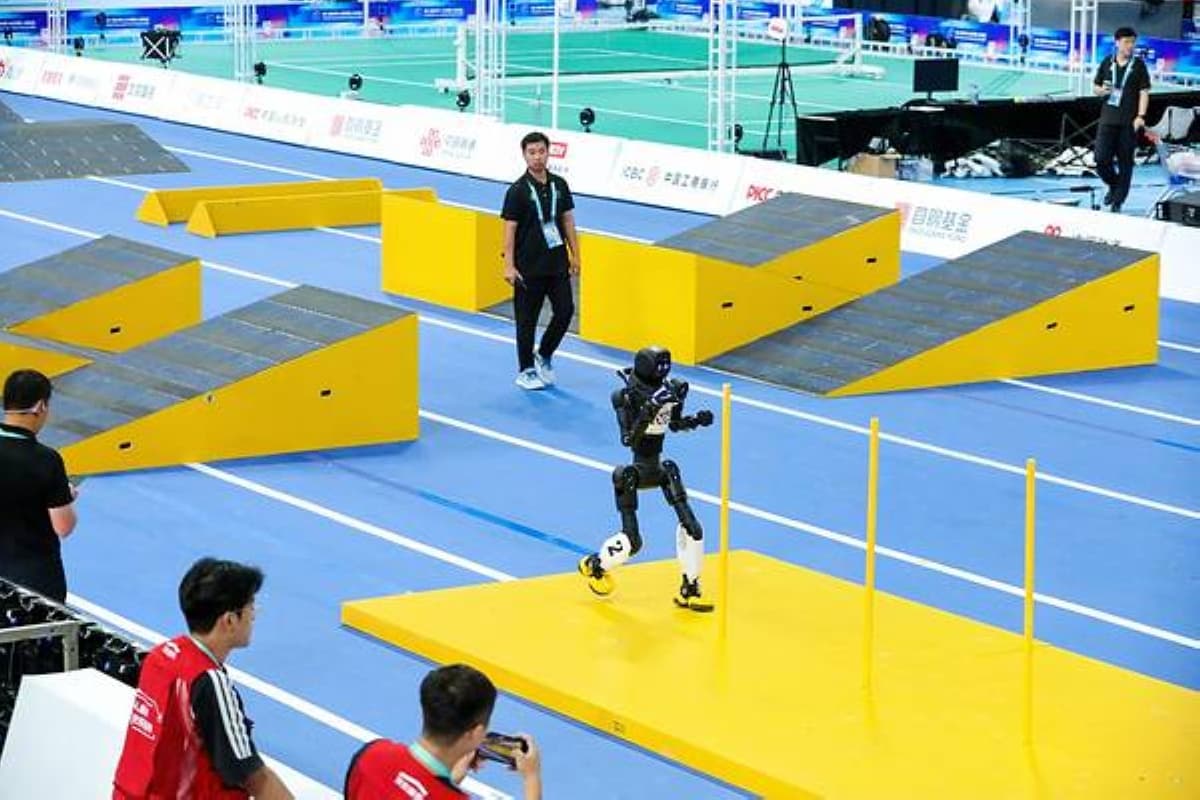 AGIBOT X2 beim 100-m-Hindernislauf der World Humanoid Robot Games