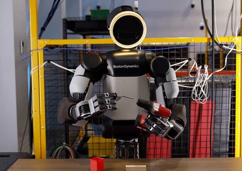 Humanoider von Boston Dynamics hantiert mit einem Akkuschrauber in einer Testumgebung (Quelle: Boston Dynamics)