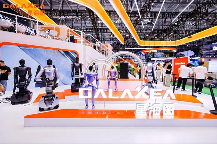 Galaxea-Stand auf der WRC 2026: Rad-Humanoide und bipede Modelle von Galaxea AI