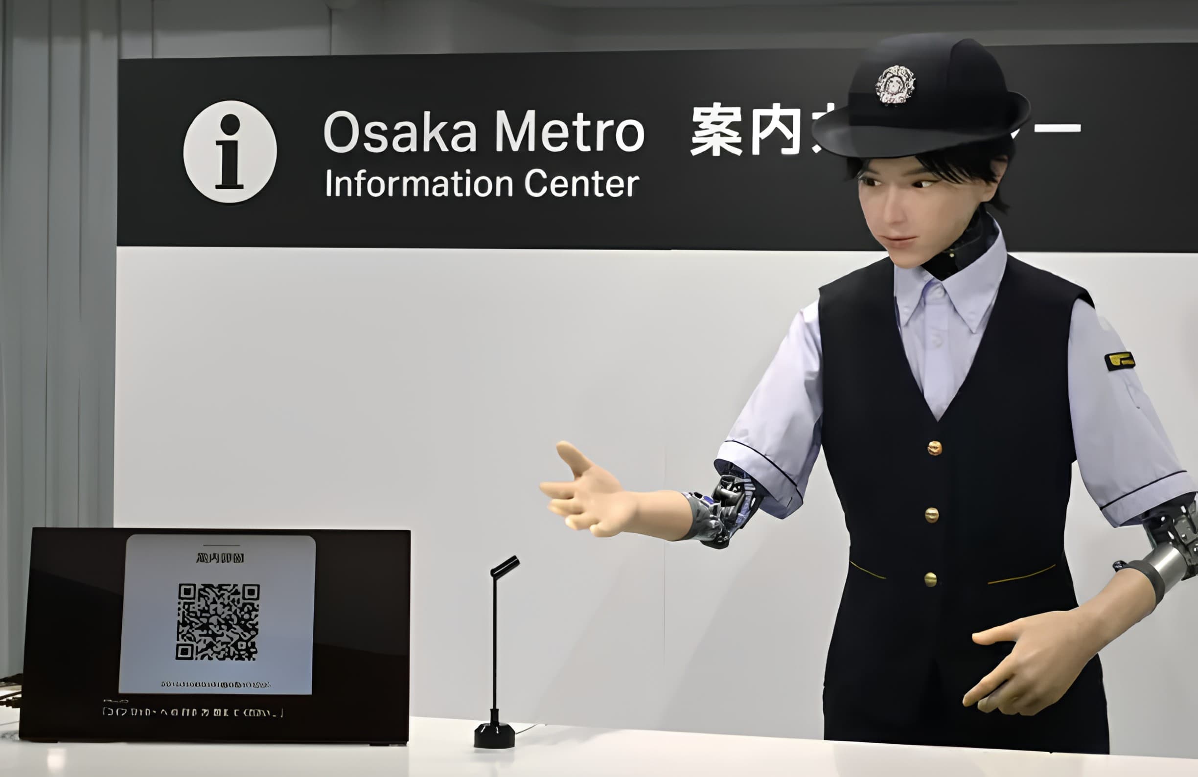 Humanoid in Osaka-Metro-Uniform am Informationsschalter der Station Umeda