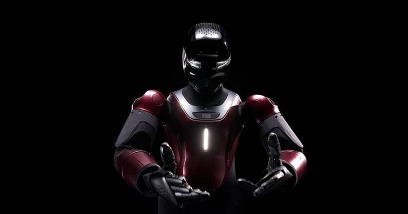 Der Humanoide GENE.01 von Generative Bionics mit taktiler Haut vor schwarzem Hintergrund