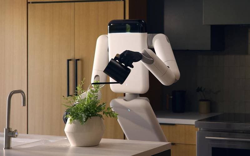 Humanoider Roboter hantiert in einer Küche mit Gegenständen (Symbolbild, Quelle: Genesis AI)