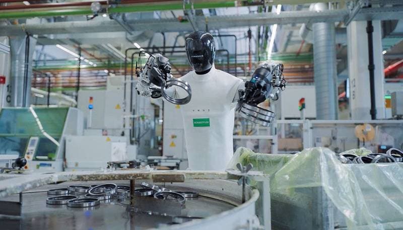 Der fahrbare Humanoide HMND 01 mit Schaeffler-Logo in einer Produktionshalle (Quelle: Humanoid Guide)