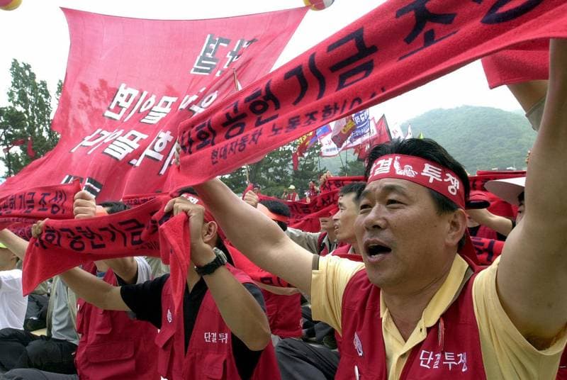 Gewerkschaftsprotest in Südkorea mit roten Fahnen (Quelle: Humanoid Guide)
