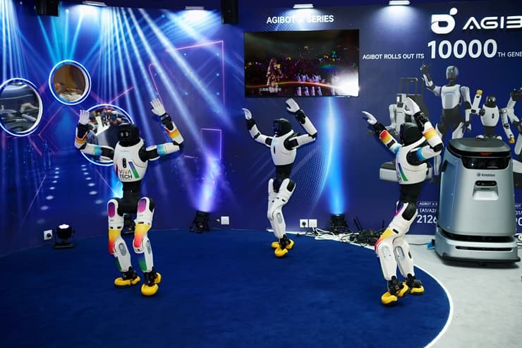 Choreografierte Bühnenshow mit humanoiden Robotern am AgiBot-Stand auf einer Fachmesse (Quelle: AgiBot)