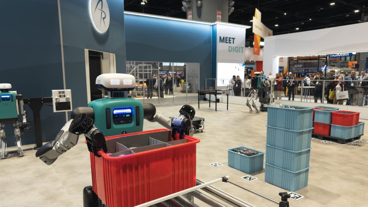 Agility-Digit-Humanoide bei einer Vorführung mit Transportkisten (Quelle: Agility Robotics)