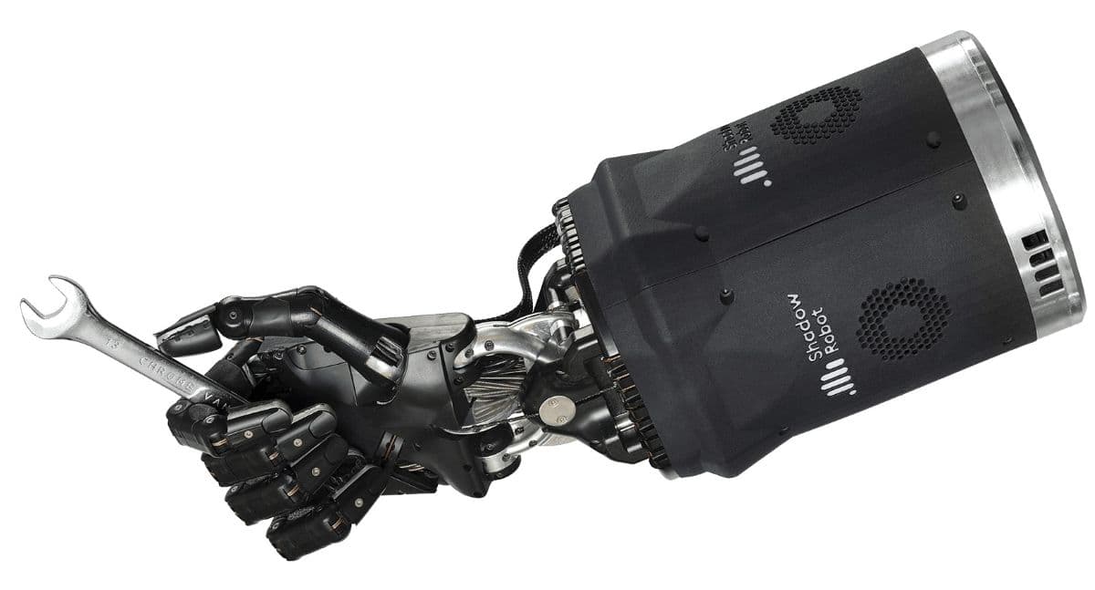 Roboterhand beim Greifen eines Werkzeugs (Symbolbild)