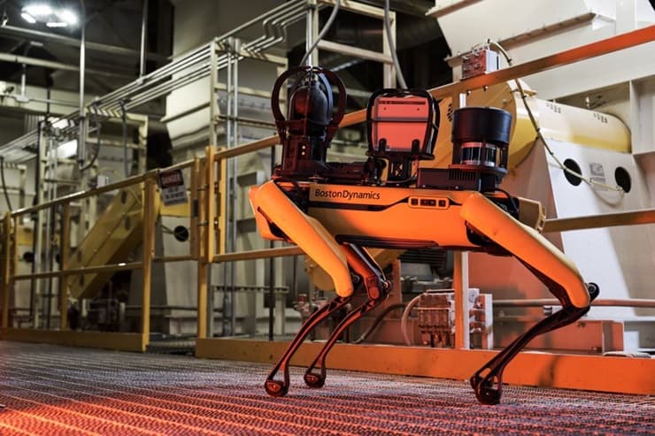 Vierbeiniger Roboter in einer Industriehalle (Quelle: Humanoid Robotics Technology)