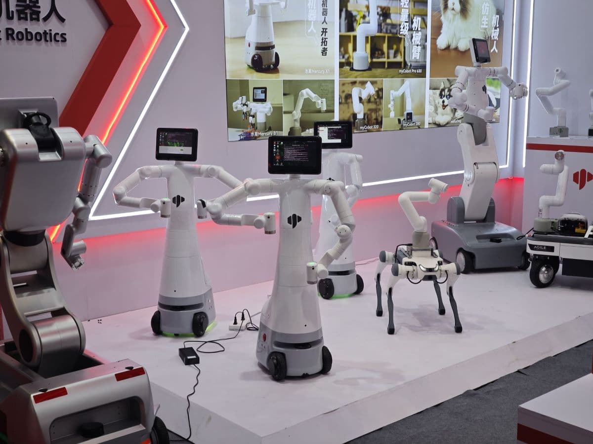 Messestand mit humanoiden und mobilen Servicerobotern bei der World Robot Conference (Symbolbild, Quelle: Elephant Robotics)