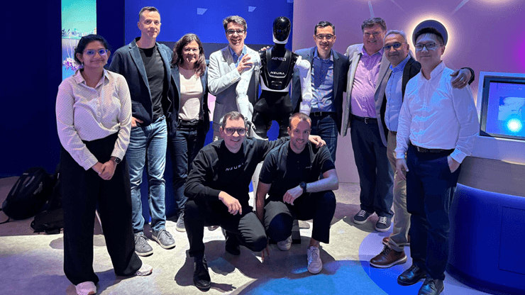 NEURA präsentiert auf einer Technologiemesse einen humanoiden Roboter des Unternehmens (Quelle: NEURA Robotics)