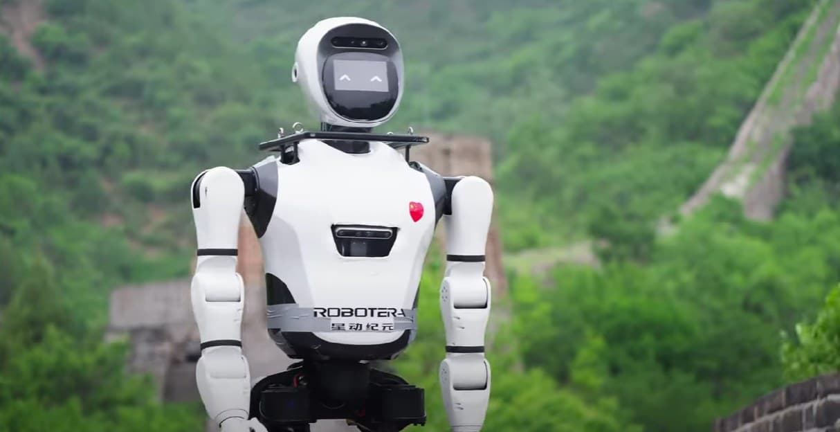 Chinesischer Humanoid von Robot Era an der Chinesischen Mauer (Quelle: Robot Era)