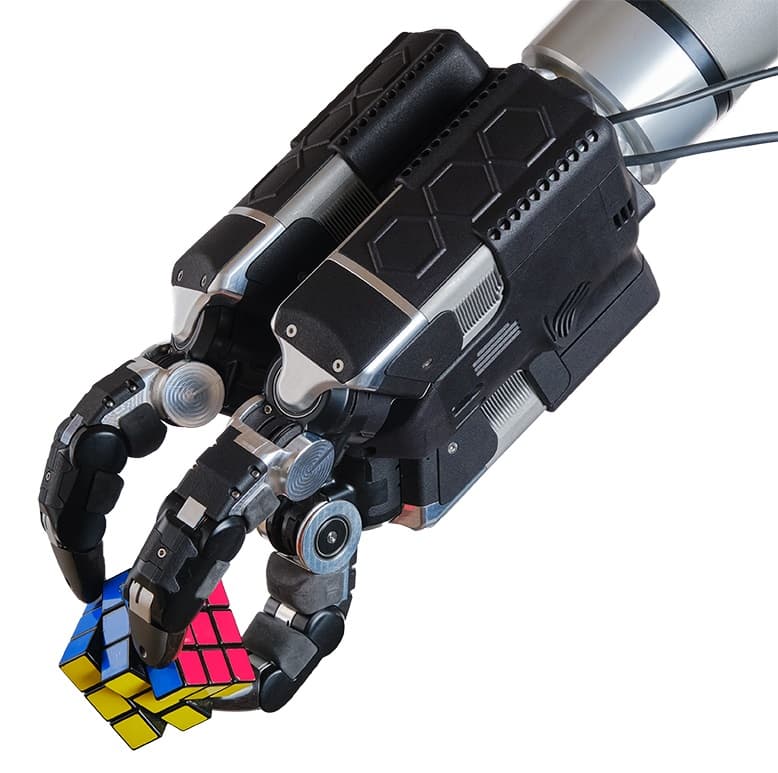Roboterhand greift einen Würfel