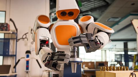 Humanoider Roboter bei manueller Arbeit (Symbolbild)