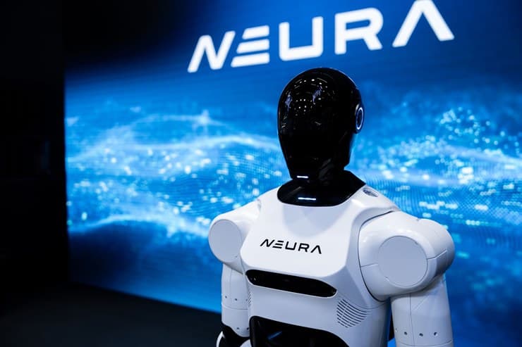 Humanoider Roboter von NEURA Robotics vor einer blauen Projektionsfläche