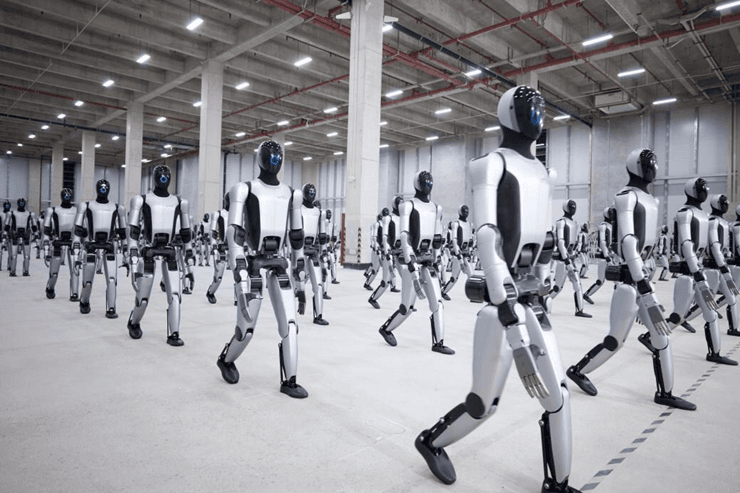 Reihe humanoider Roboter in einer Fertigungshalle (Quelle: UBTECH)
