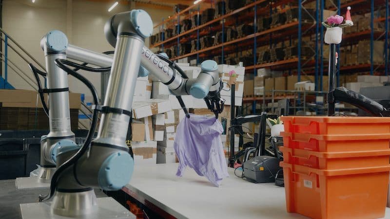 Zweiarm-System mit Universal-Robots-Armen sortiert zurückgesandte Kleidung in einem Logistikzentrum (Quelle: The Robot Report)