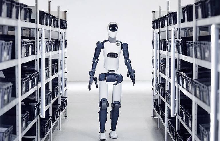 Humanoider Roboter in einer Lagerumgebung (Symbolbild)
