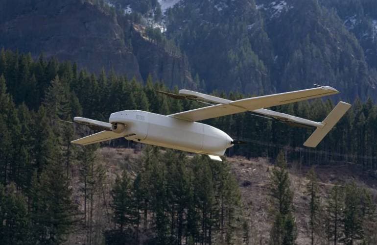 Drohne im Flug über einer Berglandschaft