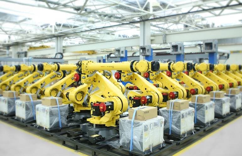 FANUC-Roboter in einer Werkshalle
