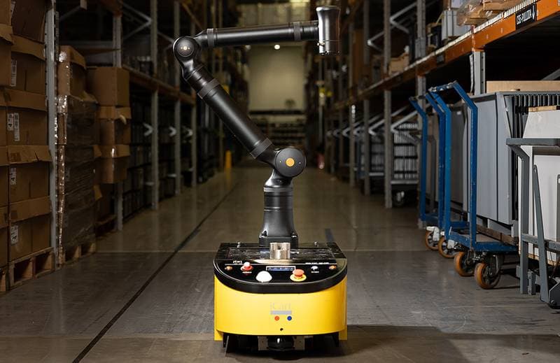 Mobiler Roboter mit Cobot-Arm im Lager (Quelle: The Robot Report)