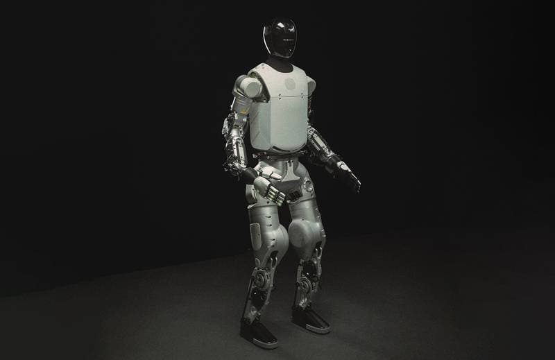 Ein zweibeiniger humanoider Roboter im Studio (Symbolbild)
