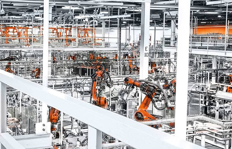 KUKA-Roboterarme in einer automatisierten Fertigungslinie (Quelle: KUKA)