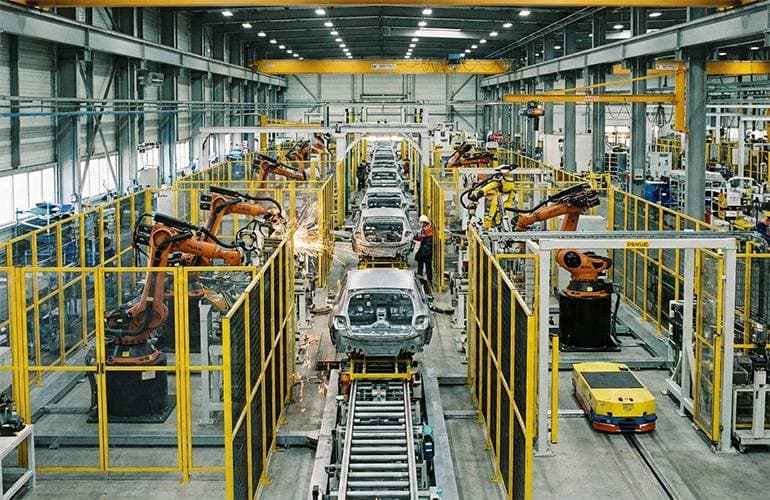 Industrieroboter in einer Fahrzeugfertigung