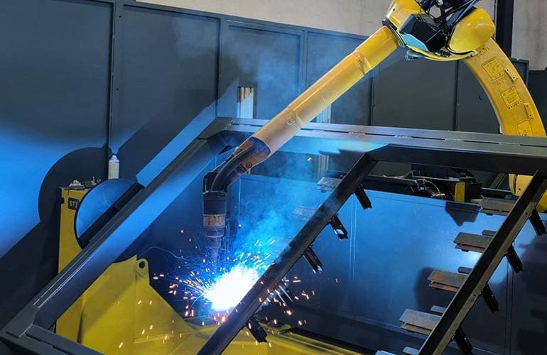TRUMPF halbiert die Rüstzeit: kompakte Laser-Schweißzelle mit KI